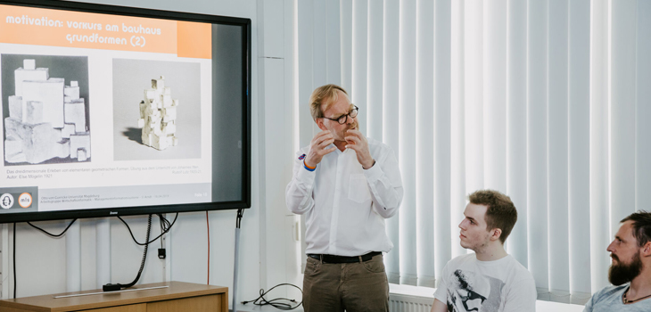 Prof. Arndt in Austausch mit Studierenden (Foto: Jana Dünnhaupt / OvGU Magdeburg)